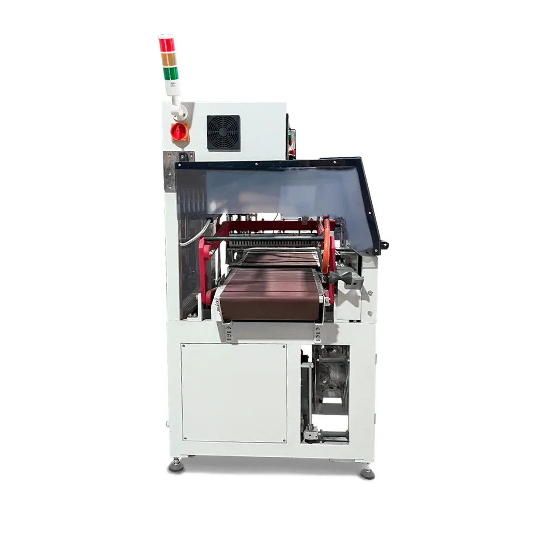 Sistema de banda transportadora y brazo de sellado automático.